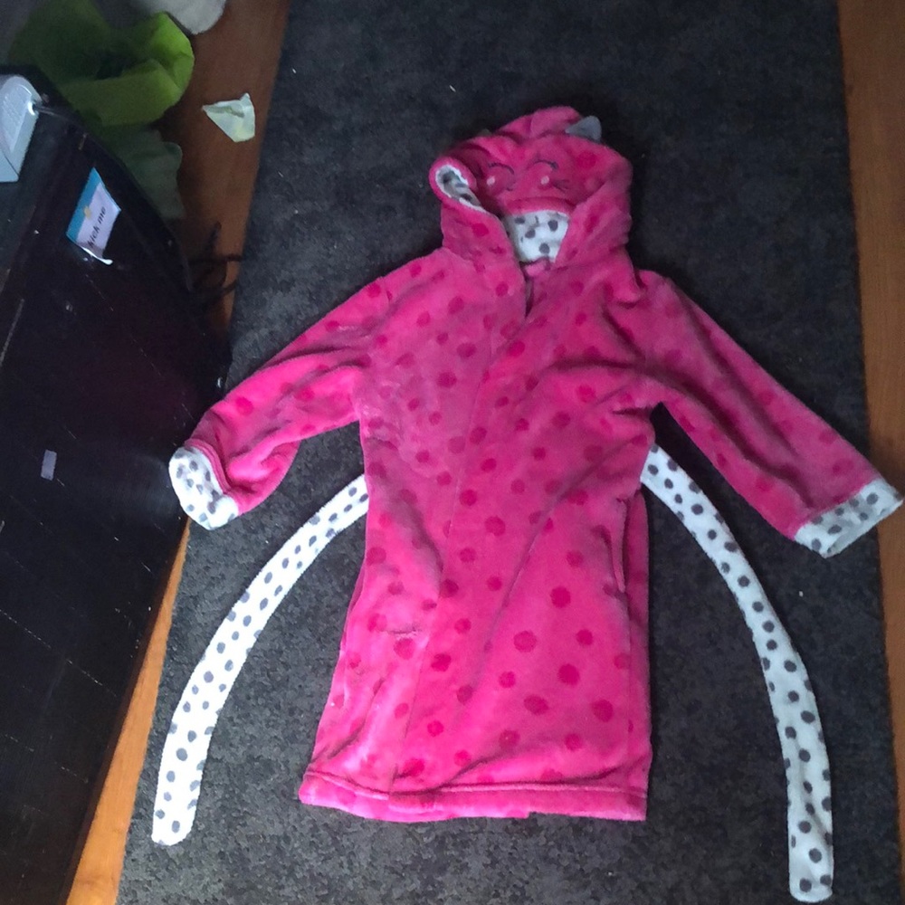 This is a CAT night gown. Cute and stylish 🐈🐈‍⬛